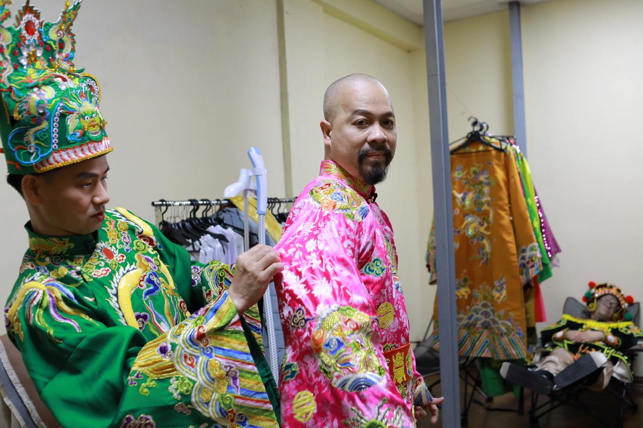 Hau truong Tao Quan voi su gop mat cua NSUT Duc Hung trong khau chuan bi trang phuc cho cac nhan vat. Anh: Nhan vat cung cap.