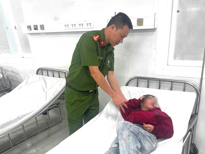 Police officers quickly take victims to medical facilities in time. Photo: Quang Hung/Ministry of Public Security