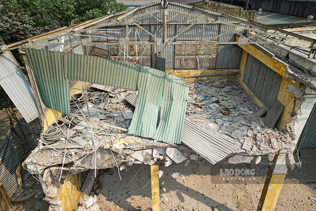Mot so cong trinh ben trong nha may dang duoc thao do. Anh: Thien Nhan