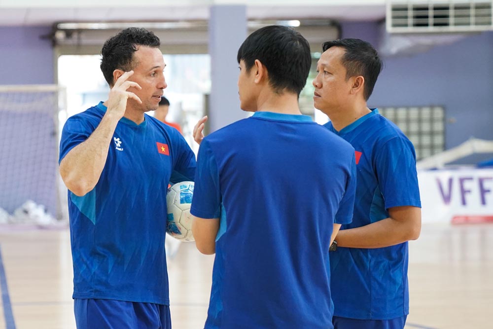 Ban huan luyen vien futsal Viet Nam chao don su tro lai cua nhieu tru cot. Anh: VFF