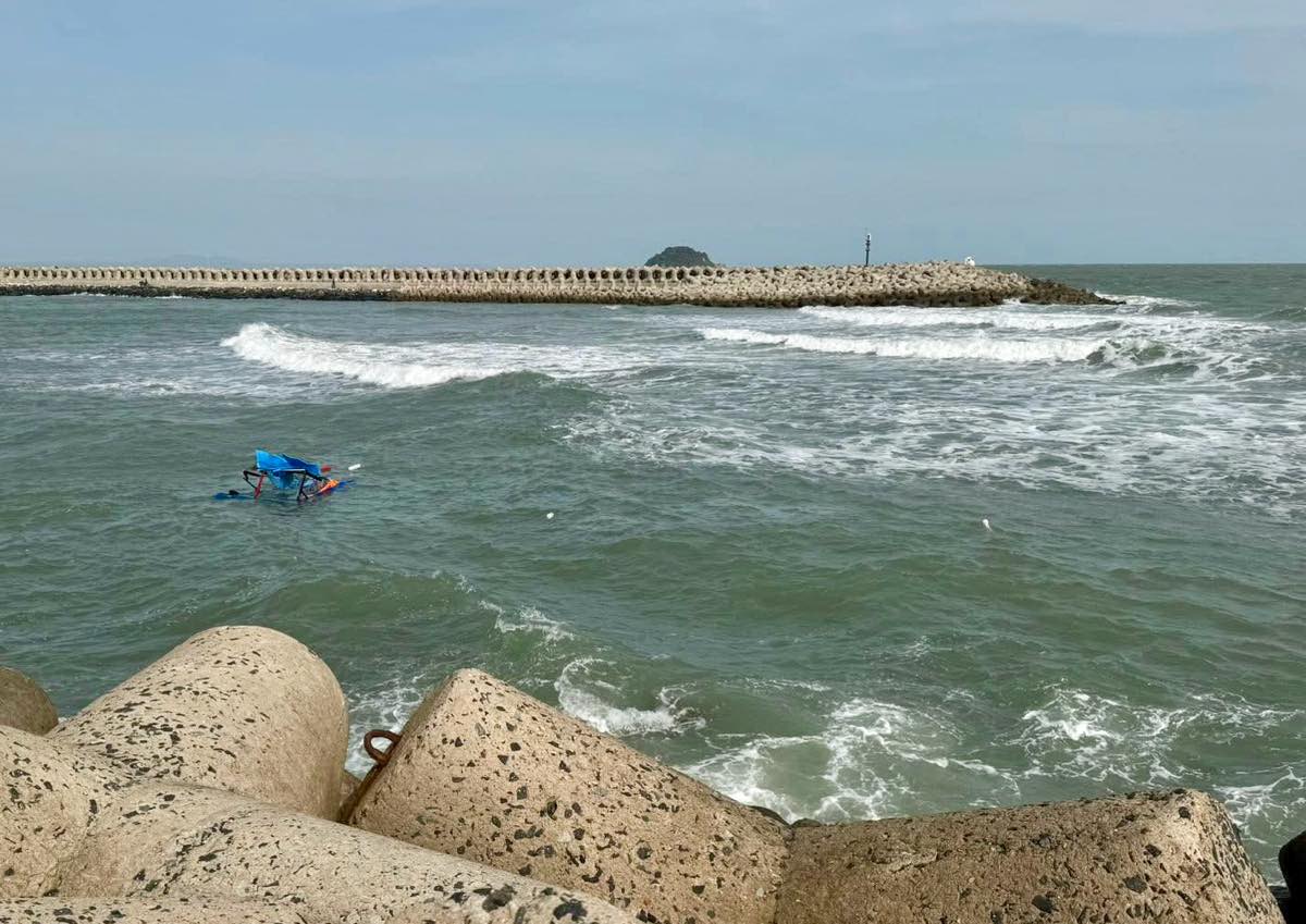 Hien truong tau ca bi chim o cua cang La Gi. Anh: Hac Long