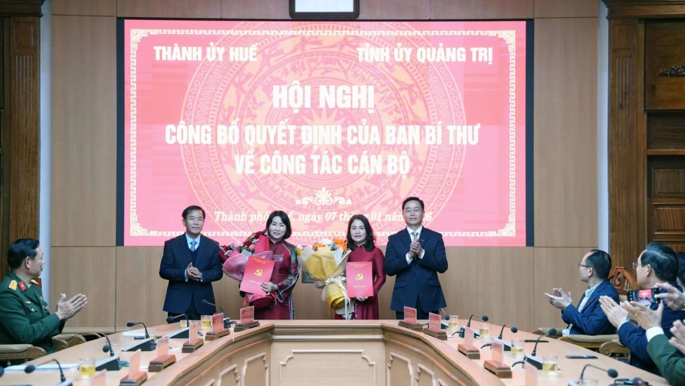 Lanh dao TP Hue va lanh dao tinh Quang Tri trao quyet dinh va tang hoa chuc mung cac nhan su. Anh: Quoc Viet