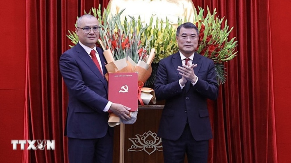 Politburo Member, Secretary of the Party Central Committee, Head of the Central Organization Committee Le Minh Hung presents the decision to Mr. Pham Dai Duong. Photo: VNA
