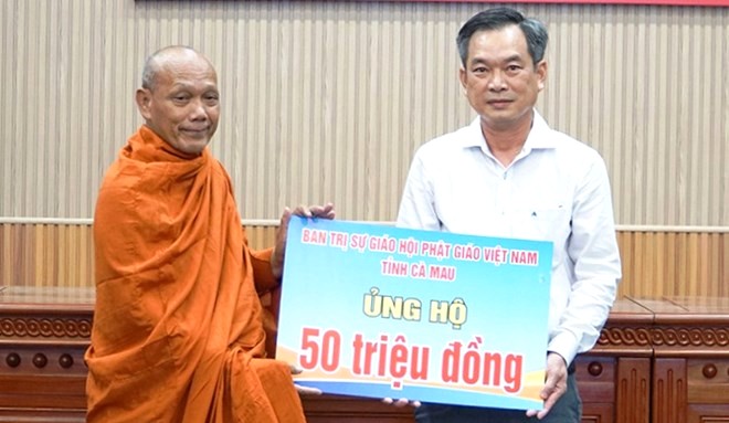 Religious organizations in Ca Mau support people in flood areas. Photo: Nhat Ho.