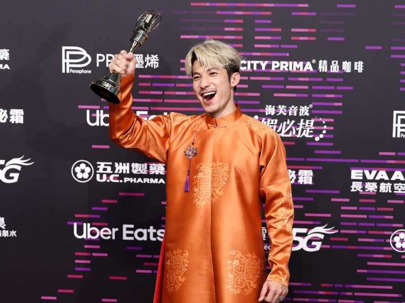 Lien Binh Phat nhan giai thuong Thi de Kim Chung. Anh: 