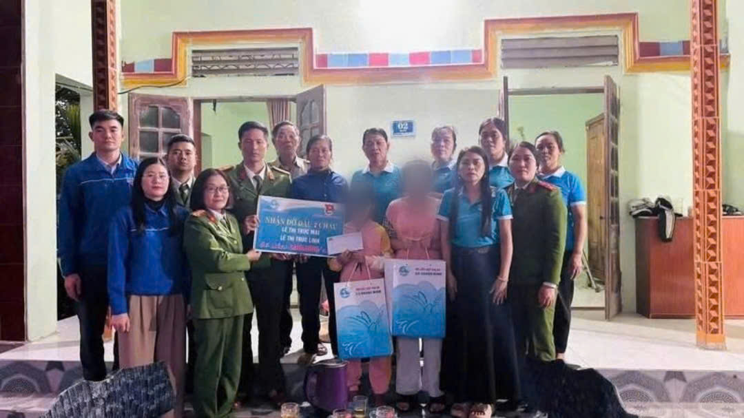 Quang Ninh Commune Police (Thanh Hoa province) sponsored and presented gifts to two orphaned sisters in difficult circumstances. Photo: Cong Huynh/Information Portal of the Ministry of Public Security