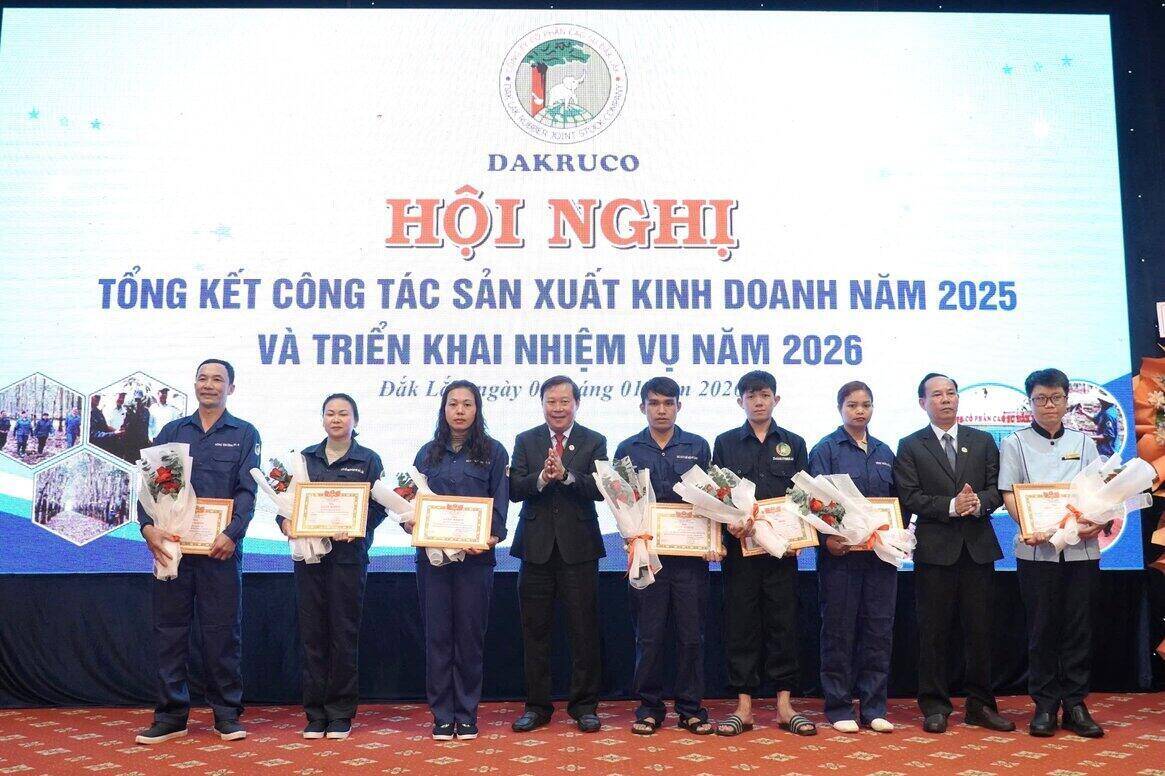 Dakruco leaders reward outstanding employees in 2025. Photo: Bao Trung