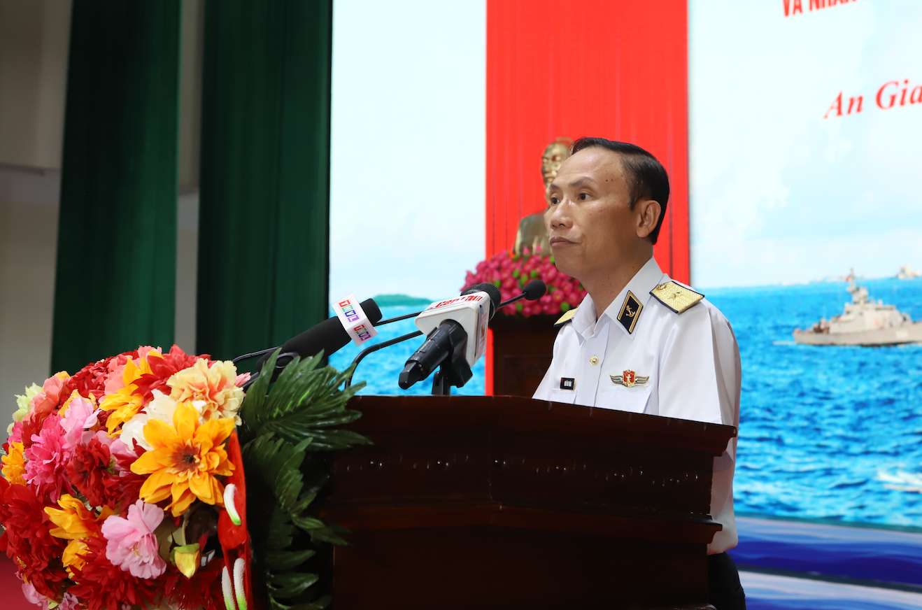 Chuan Do doc Ngo Van Thanh bay to vui khi duoc don tiep cac dai bieu ra tham, dong vien, chuc Tet quan va dan tren cac dao thuoc vung bien Tay Nam. Anh: Tuyet Lan 