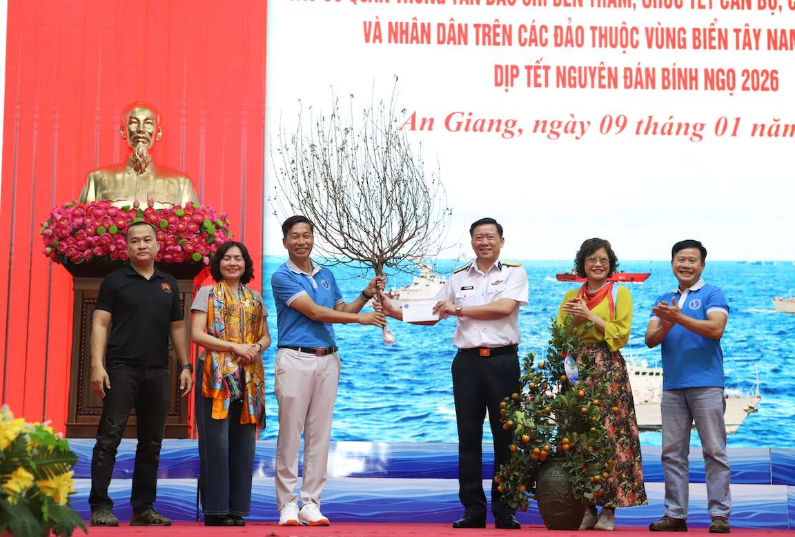 Cac doan dai bieu tang qua cho can bo, chien si Vung 5. Anh: Tuyet Lan 