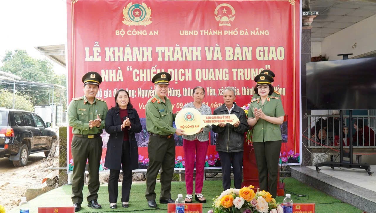 Le ban giao nha cho nguoi dan tai TP Da Nang sang 9.1. Anh: Tran Thi
