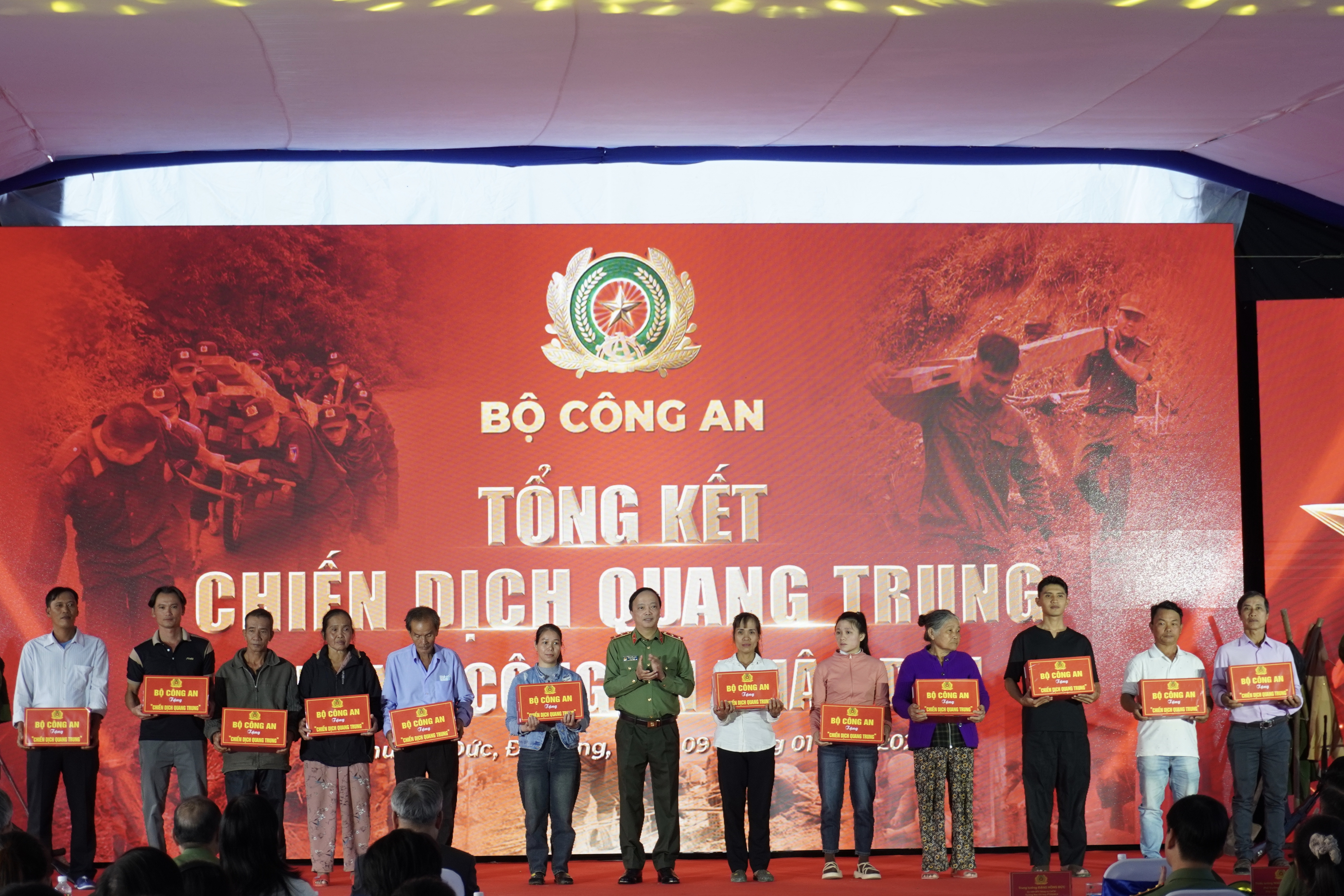 Chuong trinh Tong ket Chien dich Quang Trung than toc xay dung lai, sua chua nha o cho cac ho dan co nha o bi sap do, troi, hu hong nang do bao lu. Anh: Tran Thi