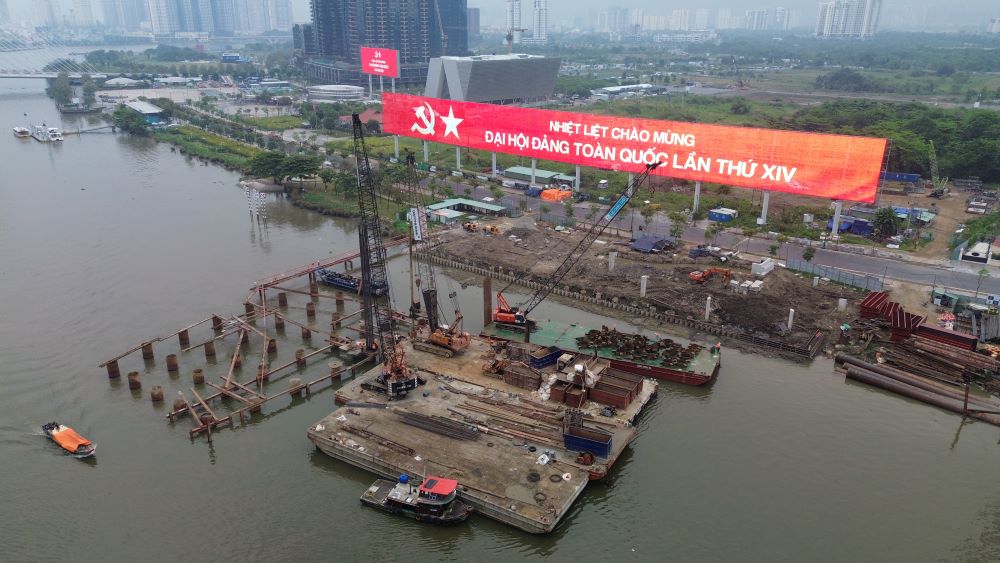 Cau di bo vuot song Sai Gon dang thi cong. Anh: Anh Tu