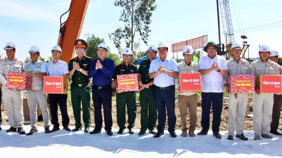 Bo truong Bo Xay dung Tran Hong Minh tang qua cho cong nhan lam viec tai cao toc Ca Mau - Cai Nuoc. Anh: Nhat Ho