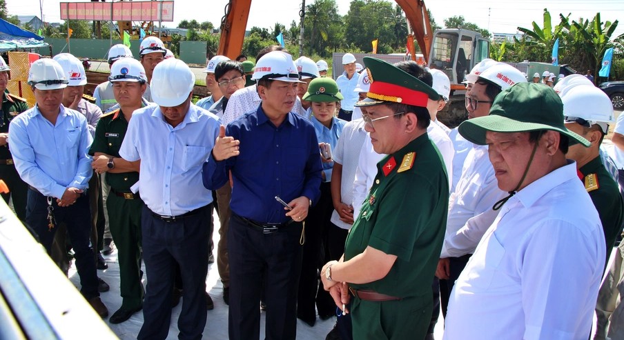 Minister of Construction Tran Hong Minh inspects construction at the Ca Mau - Cai Nuoc expressway. Photo: Nhat Ho.