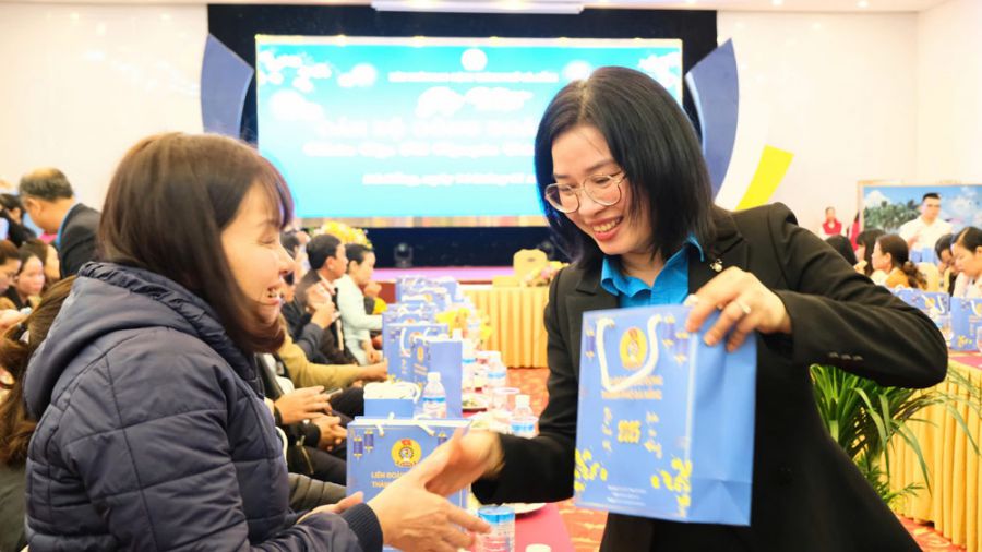 Ms. Phan Thi Thuy Linh - Chairwoman of Da Nang City Labor Federation presents Tet gifts to workers. Photo: Tuong Minh