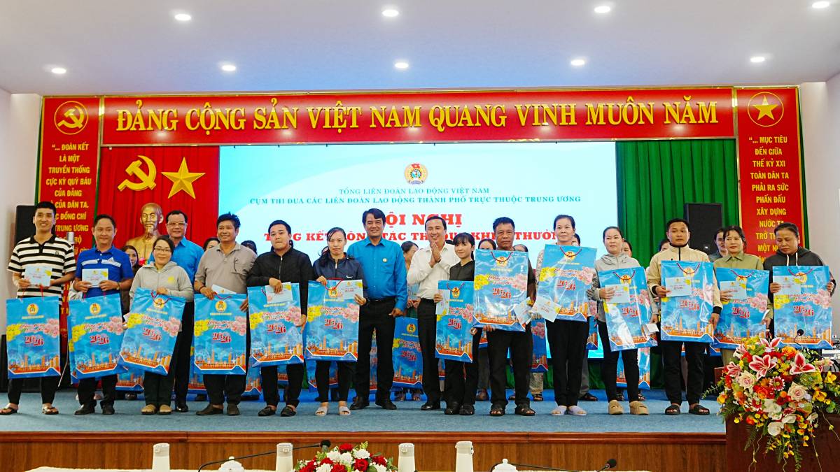  Chu tich Tong LDLD Viet Nam Nguyen Dinh Khang tang qua cho cac hoan canh kho khan tai Con Dao. Anh: LDLD TPHCM