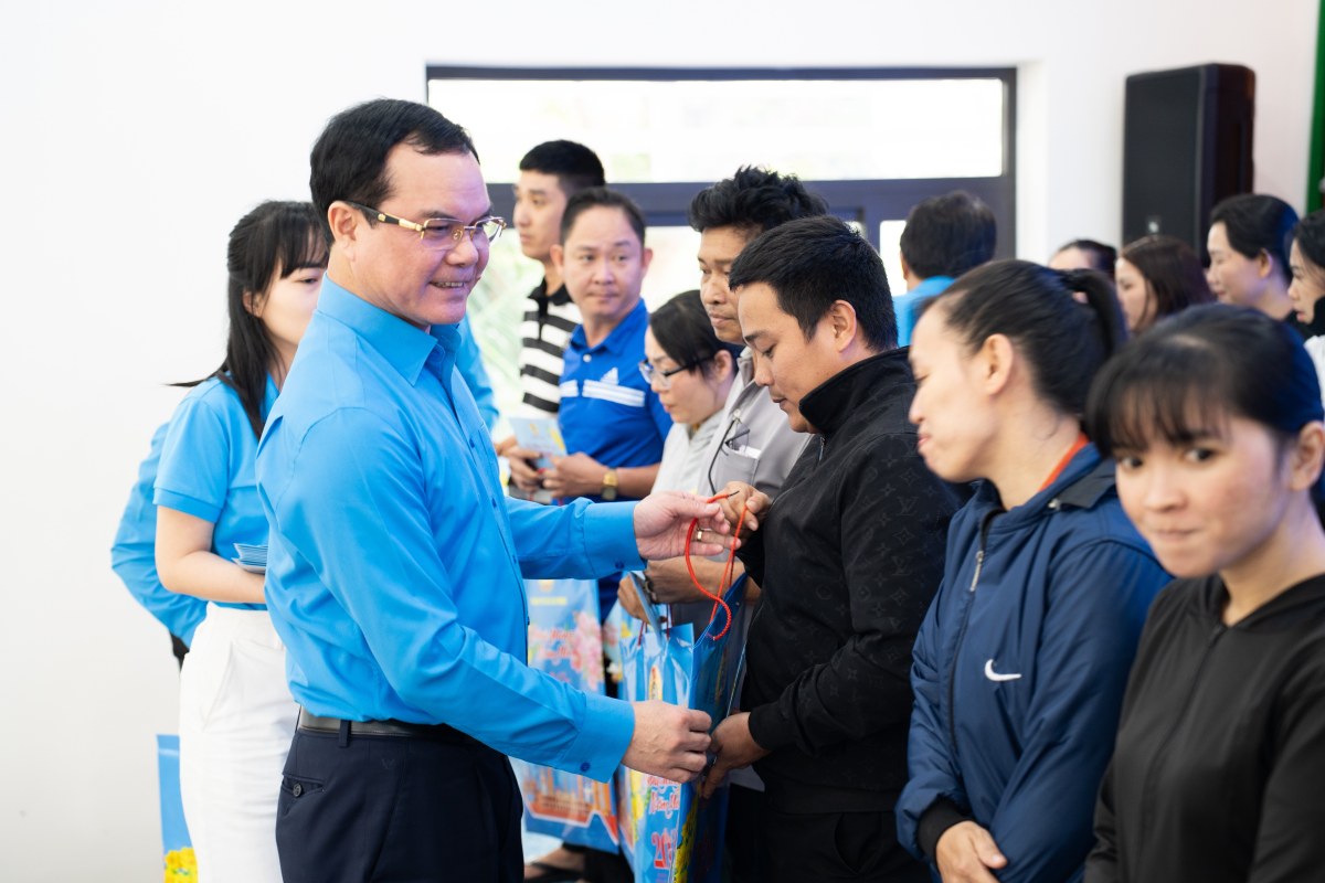 Ong Nguyen Dinh Khang trao qua cho cac hoan canh kho khan tai Con Dao. Anh: LDLD TPHCM