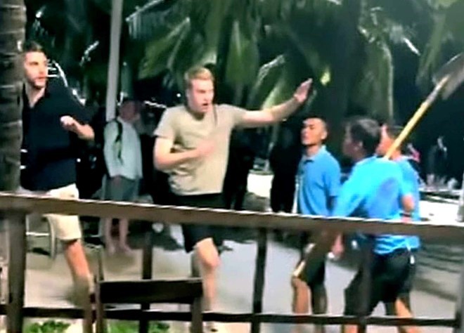 Hình ảnh nhân viên quán bar ở phường Nha Trang có hành vi dọa đánh du khách nước ngoài. Ảnh: Hữu Long
