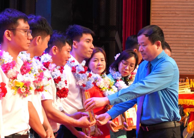 Laborers in Hai Phong City receive the Creative Labor Medal from the Vietnam General Confederation of Labor. Photo: Mai Dung