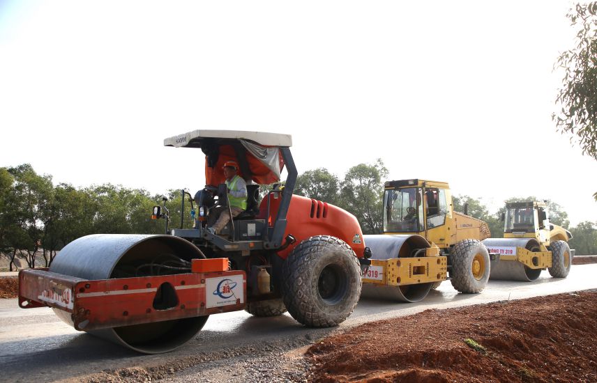 The Coastal Road project connecting the East-West economic corridor is being constructed during the New Year holidays of 2026. Photo: Hung Tho