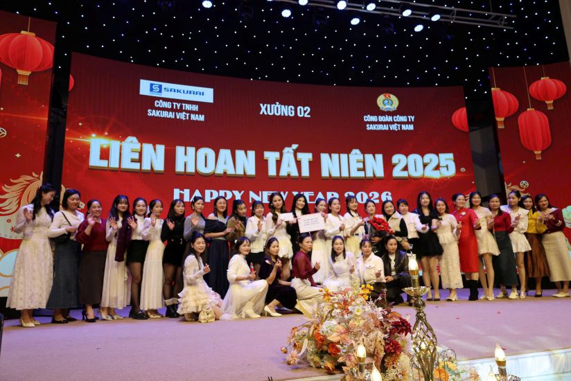 Sakurai Vietnam Co., Ltd. (an FDI enterprise in Thanh Hoa) spent more than 5 billion VND, organizing a New Year's Eve meal for 13,000 union members and workers. Photo: Quach Du