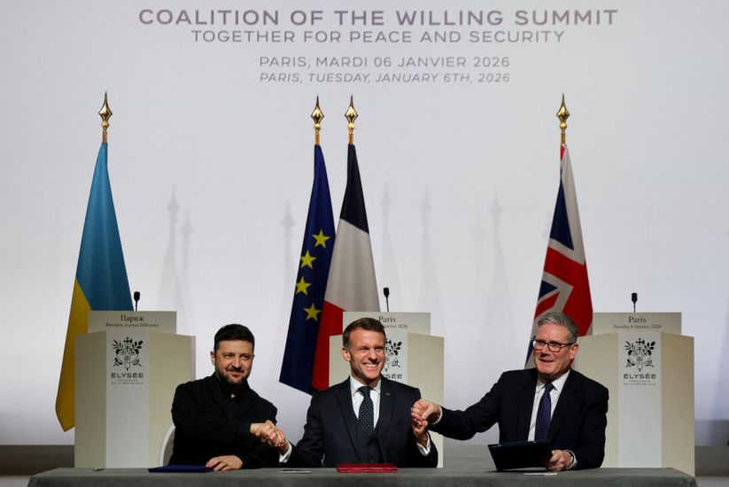 Ukrainian President Volodymyr Zelensky, French President Emmanuel Macron and British Prime Minister Keir Starmer shake hands after signing a statement on the deployment of post-cease force in Ukraine, on the sidelines of the "Voluntary Alliance" Conference on ensuring security for Ukraine, at the Elysee Palace (Paris), January 6, 2026. Photo: AFP