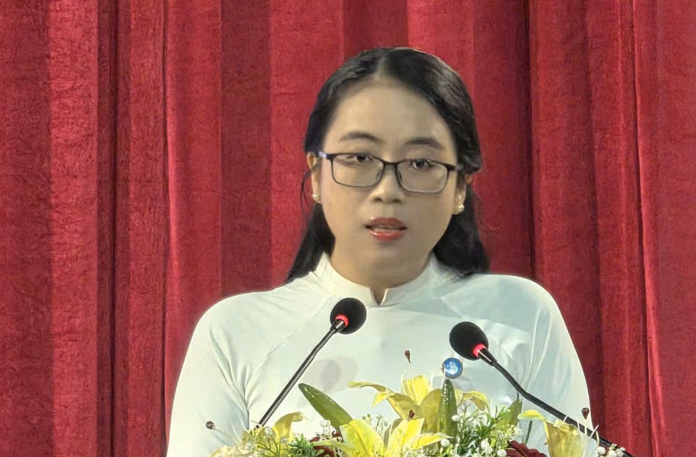 Pho Bi thu Tinh doan Ca Mau Nguyen Trang Anh Thu on lai truyen thong Ngay hoc sinh sinh vien. Anh: Nhat Ho.