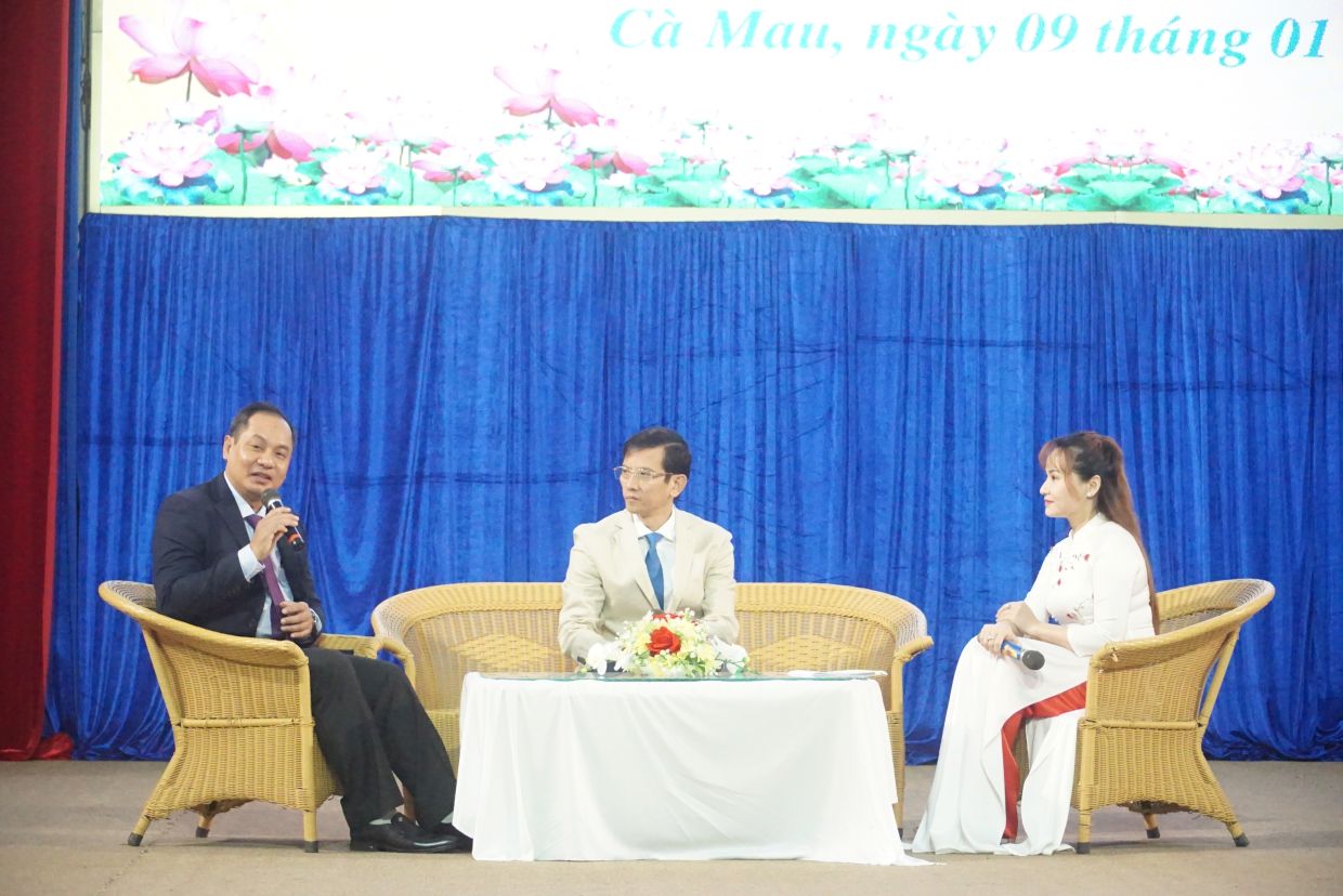 Speakers talk about Resolution 71, Resolution 57 with Ca Mau students. Photo: Nhat Ho.