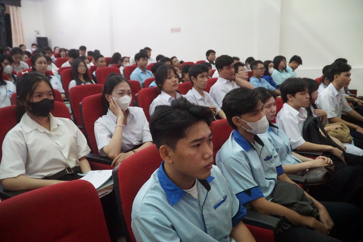 Sinh vien Ca Mau deu mong muon co viec lam tai que nha khi ra truong. Anh: Nhat Ho.