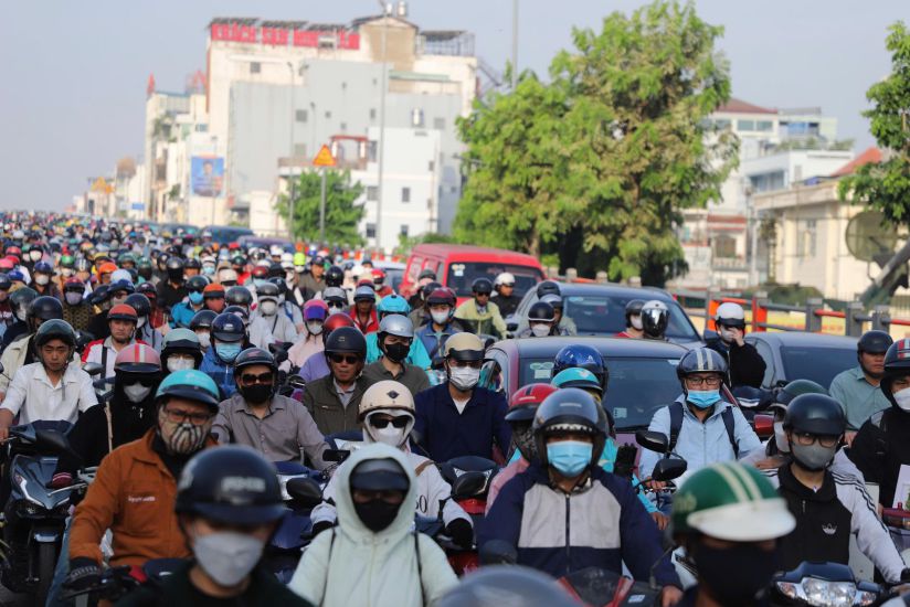 Congestion on the overpass at the Cong Hoa - Hoang Hoa Tham intersection. Photo: Minh Quan