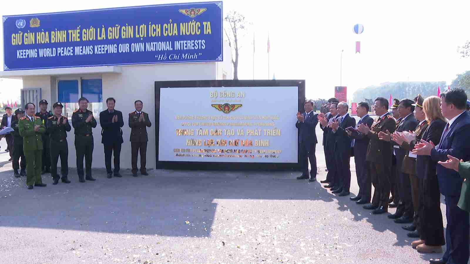 Delegates perform the opening ceremony of the headquarters of the Training and Capacity Building Center for Peacekeeping of the Ministry of Public Security. Photo: Hung Yen Police