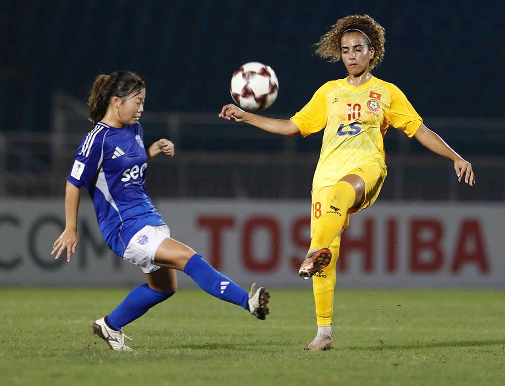 Cau lac bo nu TPHCM se thi dau tren san khach o luot tran tu ket. Anh: Thanh Vu