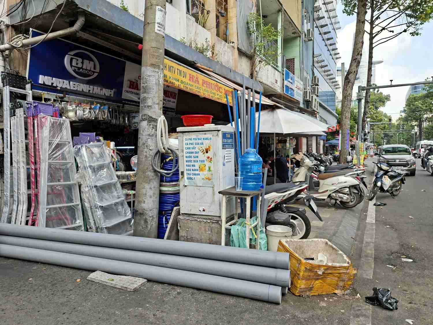 Via he trung tam TPHCM bi lan chiem de kinh doanh.  Anh: Minh Quan