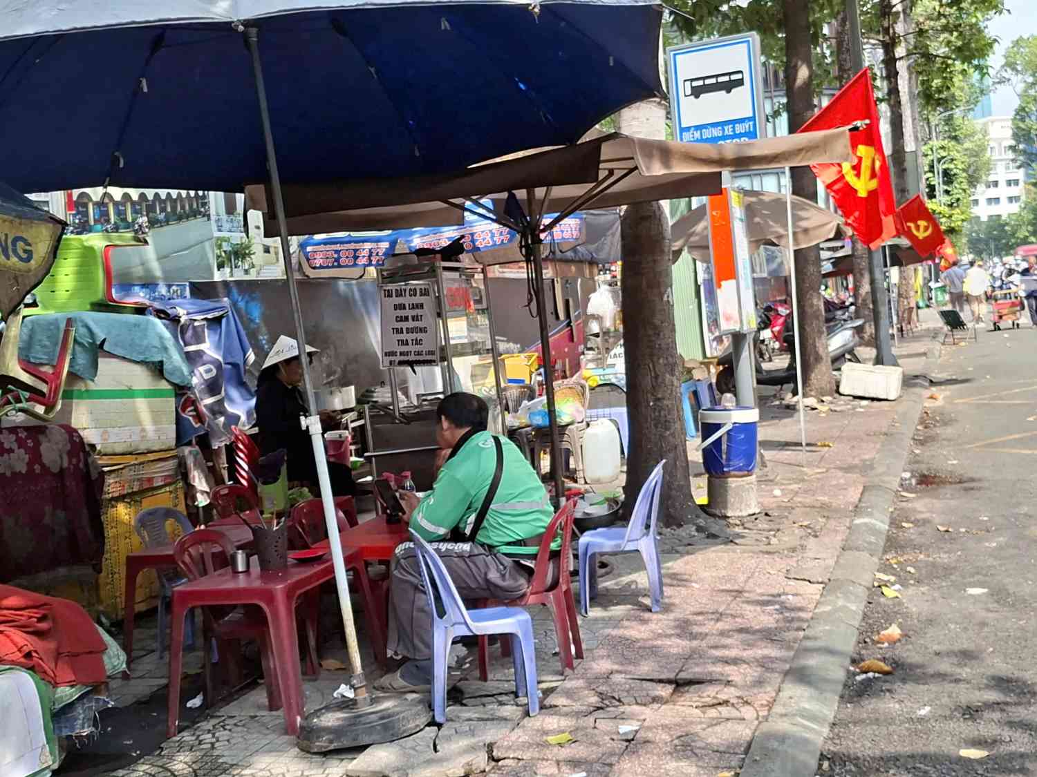 Via he duong Nguyen Thai Binh bi chiem dung de buon ban.  Anh: Minh Quan