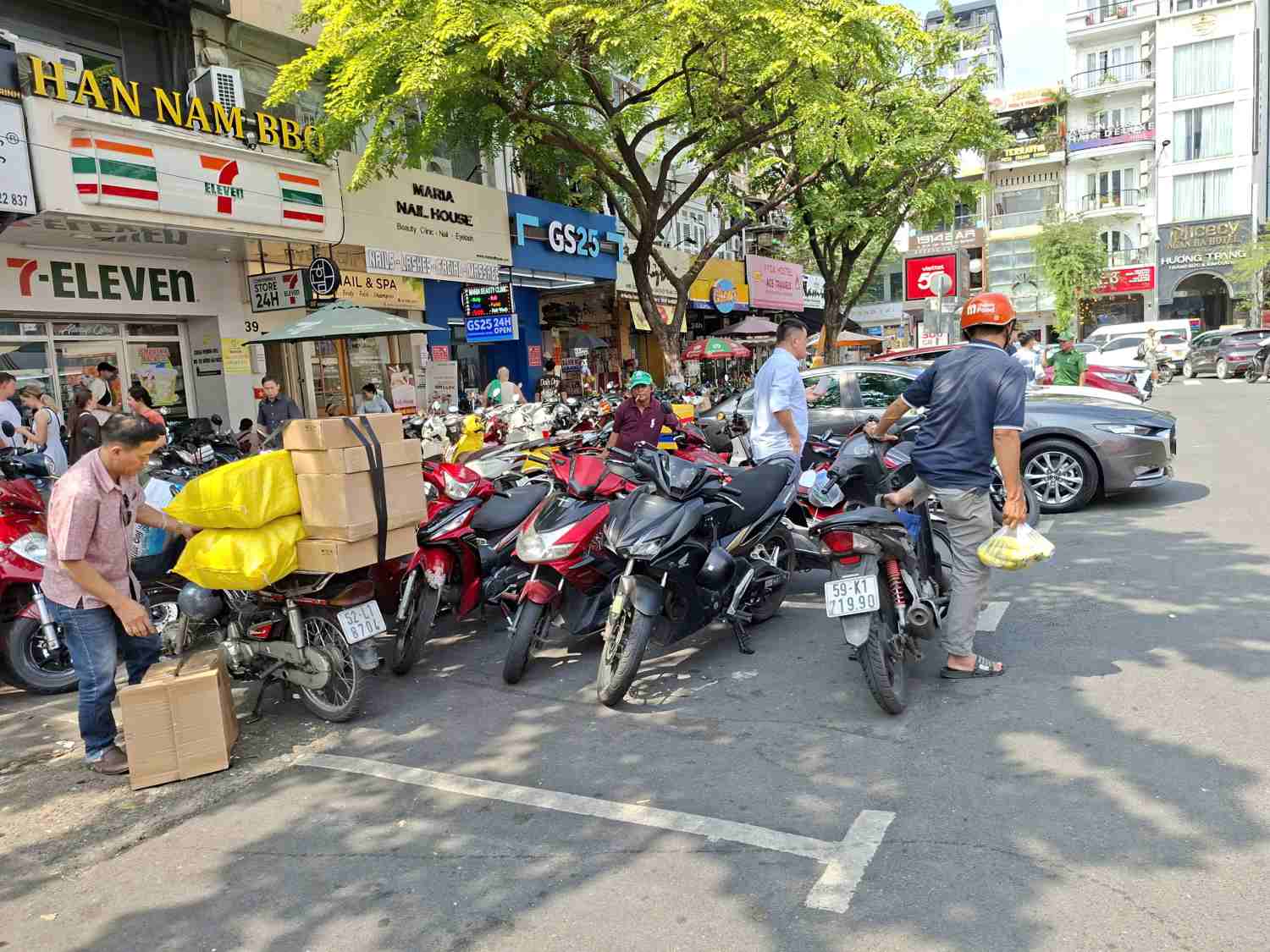 Chiem dung diem do oto duoi long duong Phan Chu Trinh de giu xe may.  Anh: Minh Quan