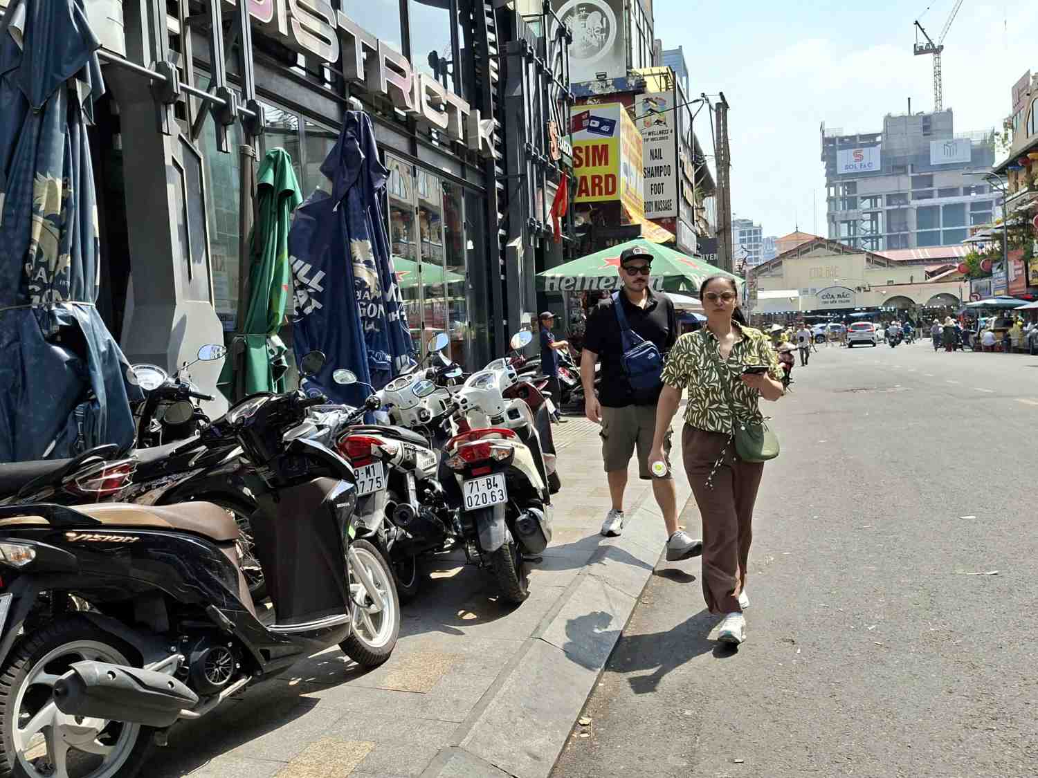 Via he duong Thu Khoa Huan bi chiem de xe may, du khach phai di duoi long duong.  Anh: Minh Quan