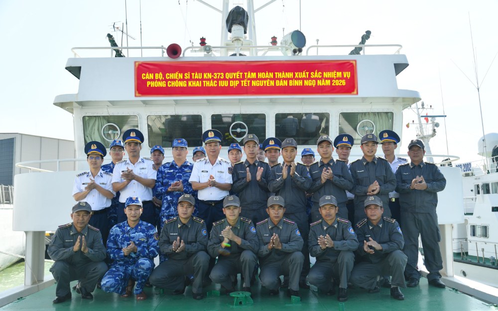 Visiting, encouraging and assigning tasks to officers and soldiers of ship KN-373 before departing to perform tasks during the 2026 Binh Ngo Lunar New Year. Photo: Duc Thai