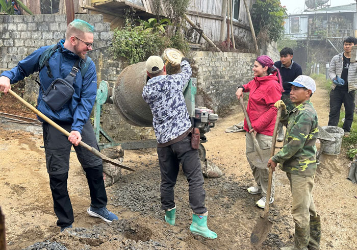Du khach nuoc ngoai tham lam duong giao thong nong thon o phuong Sa Pa. Anh: Bao Nguyen