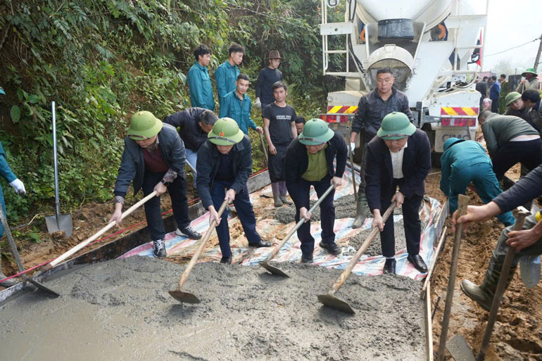 Lanh dao phuong Sa Pa tham gia thi cong. Anh: Viet Vinh 