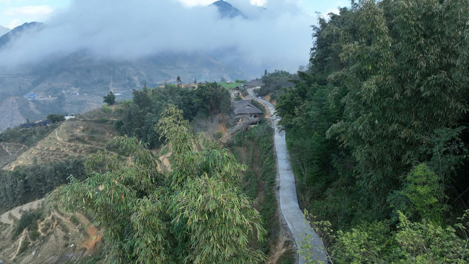 Khi nhung con duong be tong sach dep hoan thanh truoc them nam moi, niem vui cung lan toa trong tung ban lang, to dan pho o Sa Pa. Anh: Hoang Luyen