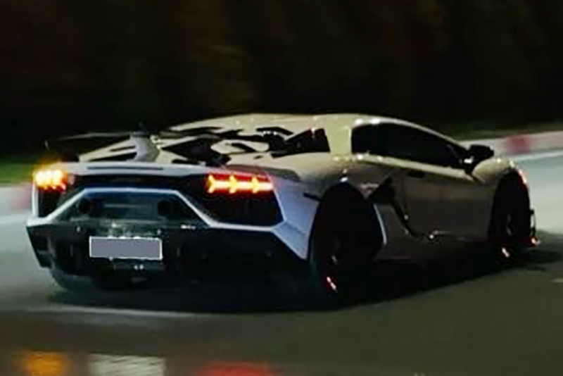 Limited edition Lamborghini Aventador SVJ appears on the streets of Ho Chi Minh City with a matte white exterior. Photo: Hoang Nguyen