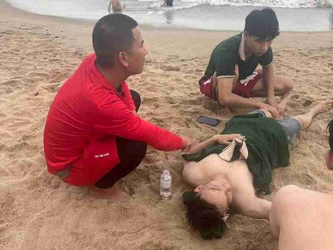 The Rescue and Relief Team under the Nha Trang Bay Management Board promptly rescued many victims at sea. Photo: Phuong Linh