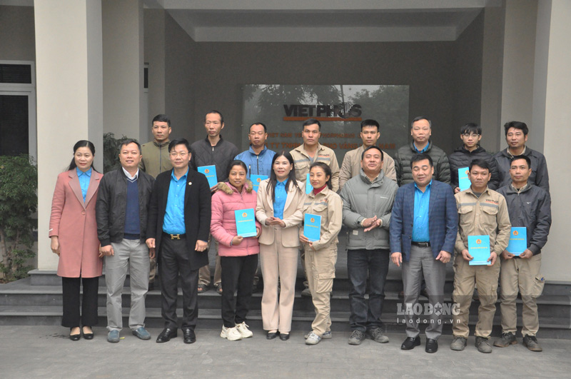 Cong doan Lao Cai lam viec, trao qua cho cong nhan Cong ty TNHH Phot Pho Vang Viet Nam. Anh: Dinh Dai