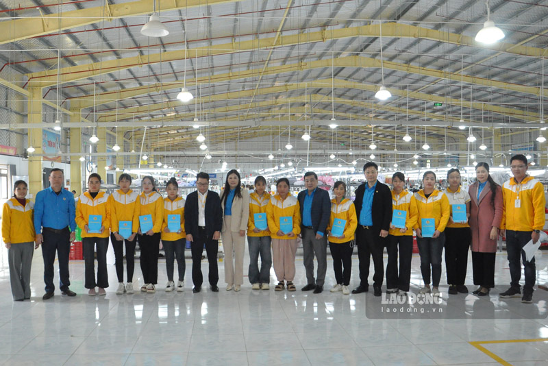 Trao qua cho nguoi lao dong co hoan canh kho khan. Anh: Dinh Dai