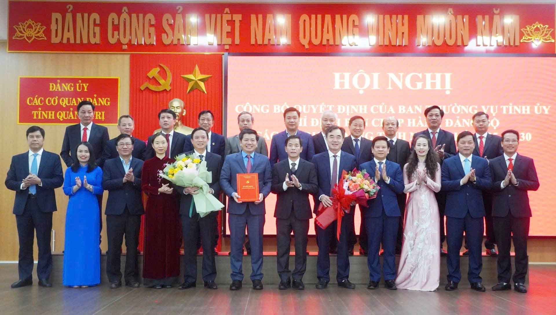 Announcing decisions on personnel work at the Party Committee of Quang Tri Provincial Party Agencies. Photo: Cong Sang