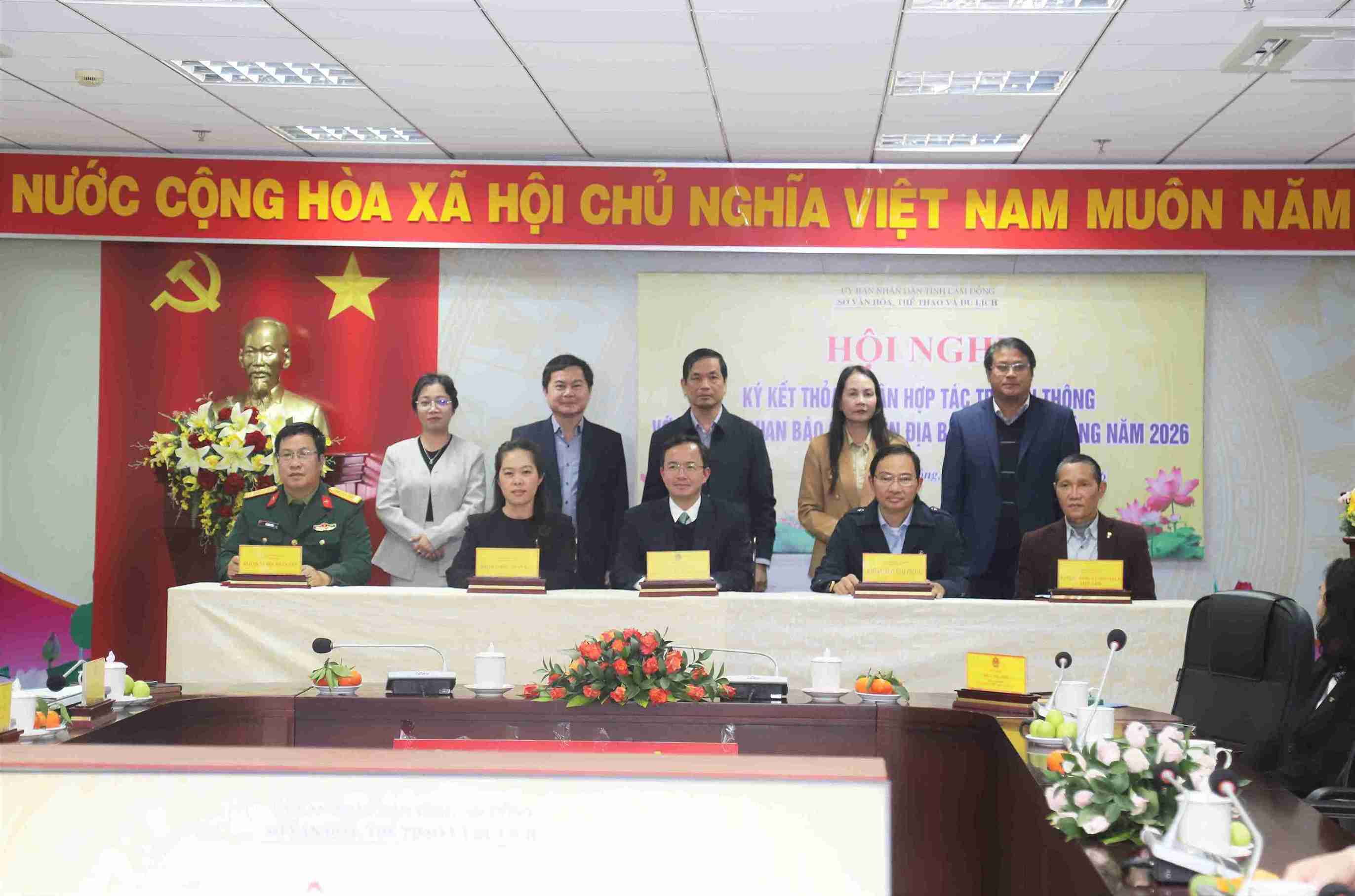 Ong Gia Binh, Pho truong van phong Nam Trung bo (hang truoc, thu hai tu phai sang), dai dien Bao Thanh Nien ky thoa thuan hop tac truyen thong voi tinh Lam Dong