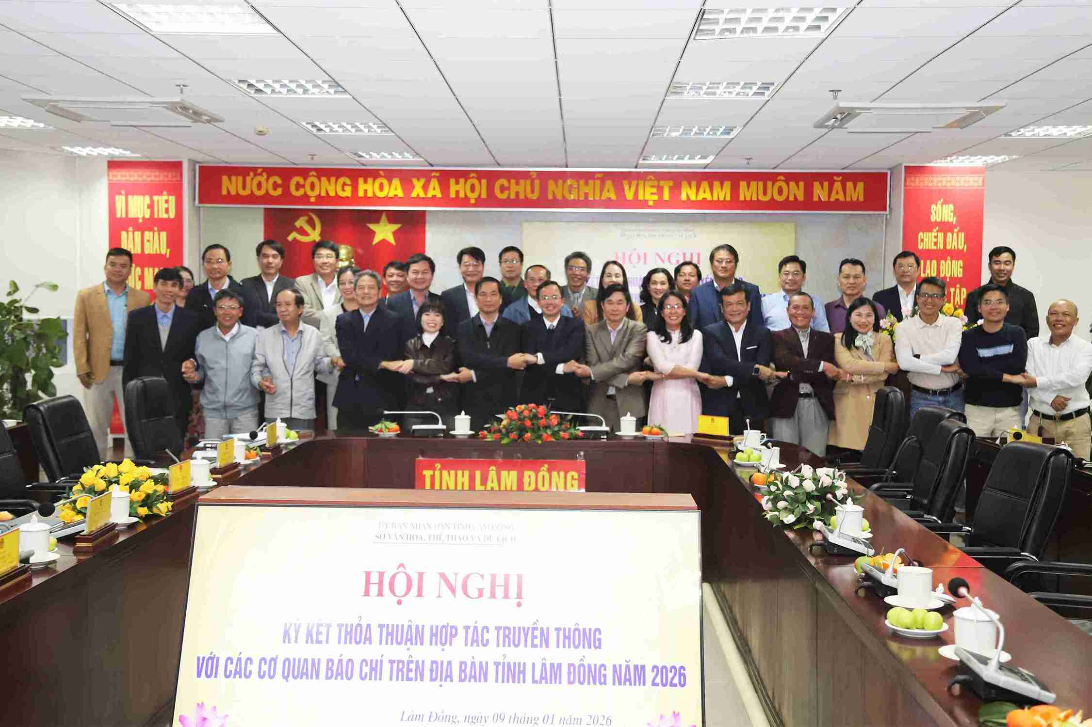 Dai dien lanh dao tinh Lam Dong chup hinh luu niem cung dai dien cac co quan bao chi ky ket hop tac truyen thong nam 2026. Anh: Phuc Khanh