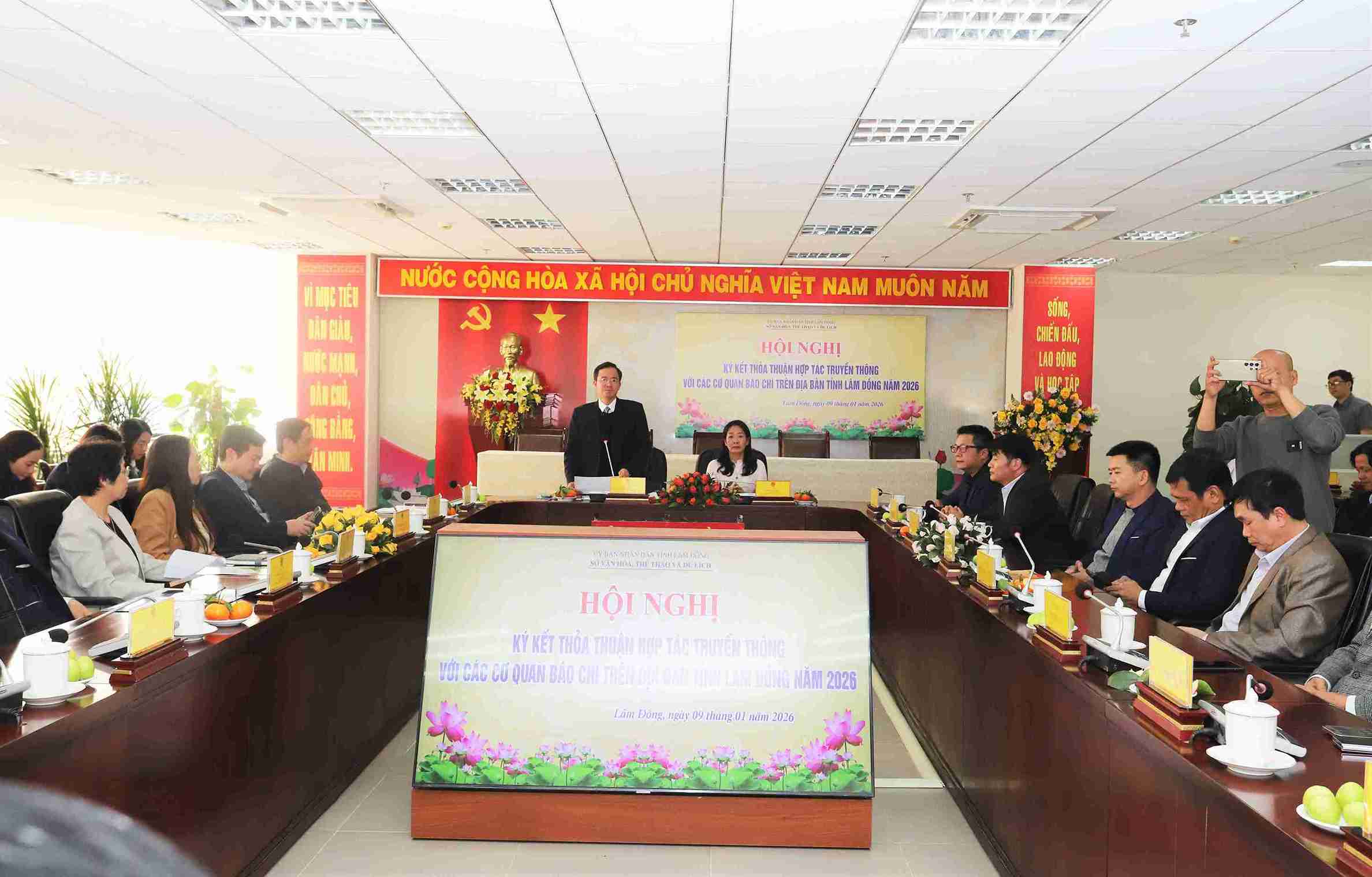 Overview of the conference to sign a communication cooperation agreement with 29 press agencies organized by Lam Dong Provincial People's Committee. Photo: Phuc Khanh