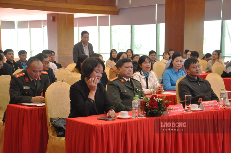 Dai dien Cong doan Lao Cai cung cac don vi du le ra mat. Anh: Dinh Dai 