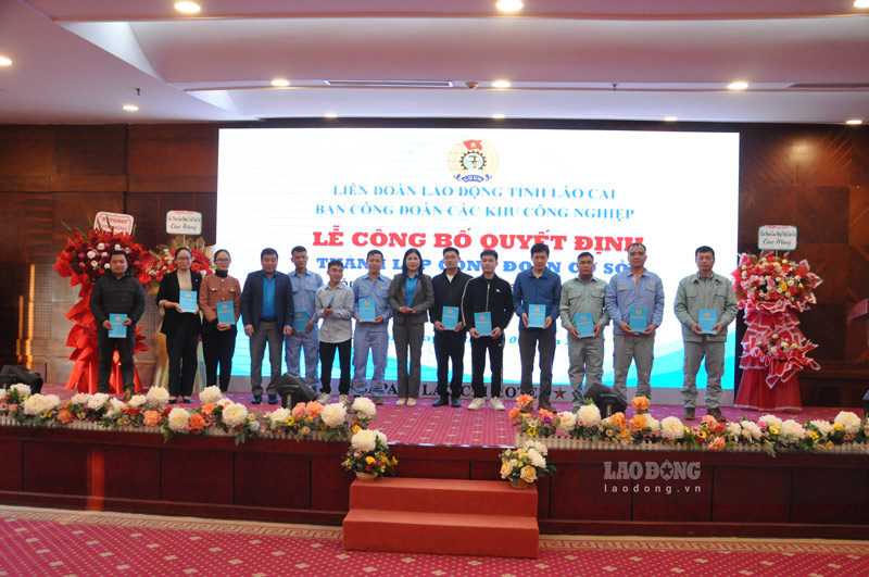 Trao ho tro cho doan vien kho khan. Anh: Dinh Dai